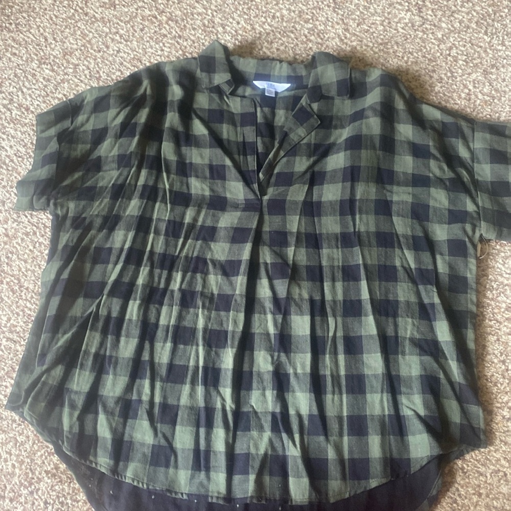 Green and black medium shirt